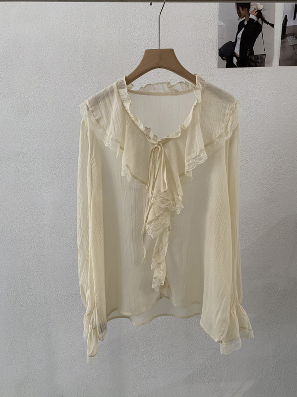 Bluza od šifona s V-izrezom, zvonastim rukavima, slobodan kroj, patchwork detalji.