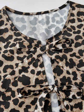 Ujjatlan blúz leopárd mintával és hátsó kötővel, chiffon textúra, szabályos hossz, testhez igazodó fazon