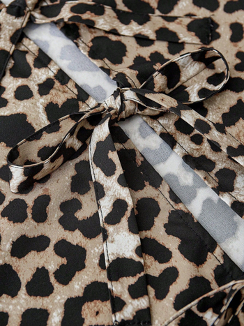 Ujjatlan blúz leopárd mintával és hátsó kötővel, chiffon textúra, szabályos hossz, testhez igazodó fazon