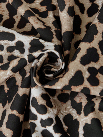 Ujjatlan blúz leopárd mintával és hátsó kötővel, chiffon textúra, szabályos hossz, testhez igazodó fazon