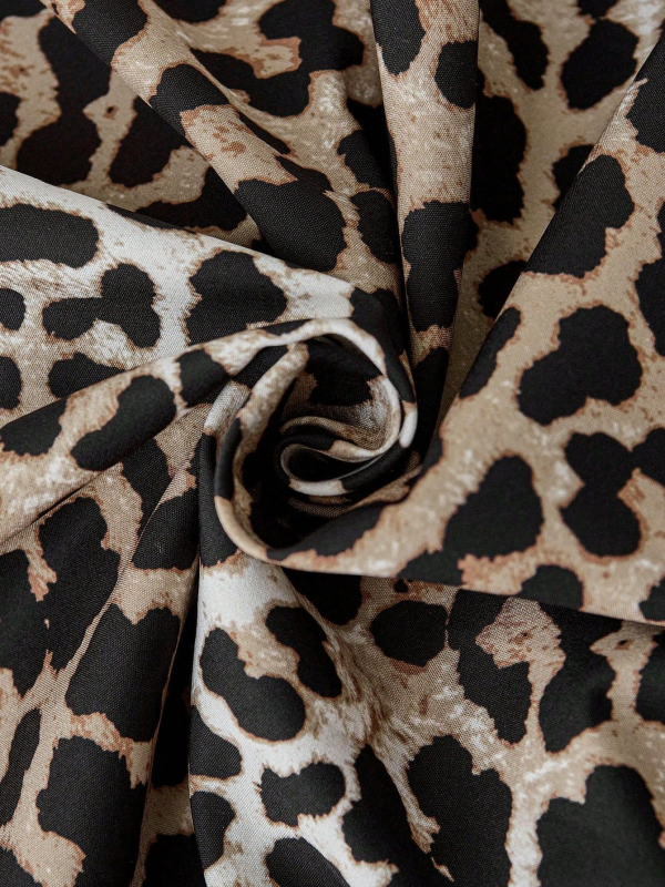 Ujjatlan blúz leopárd mintával és hátsó kötővel, chiffon textúra, szabályos hossz, testhez igazodó fazon