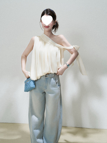 Chiffon majica s asimetričnim ramenom i trakom, opuštenog kroja, žena, francuski stil, šik ovratnik, proljeće 2025