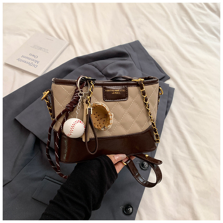 Ženska kvadratna crossbody torba sa zatvaračem, urbani stil, mat materijal, laminirana unutrašnjost, jedan remen