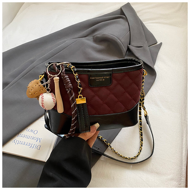 Ženska kvadratna crossbody torba sa zatvaračem, urbani stil, mat materijal, laminirana unutrašnjost, jedan remen