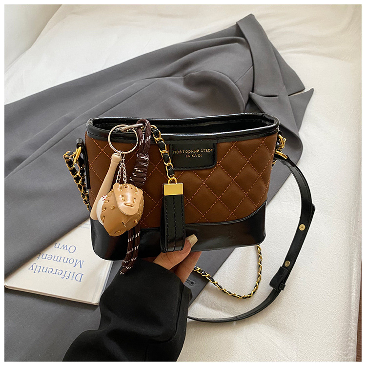 Ženska kvadratna crossbody torba sa zatvaračem, urbani stil, mat materijal, laminirana unutrašnjost, jedan remen