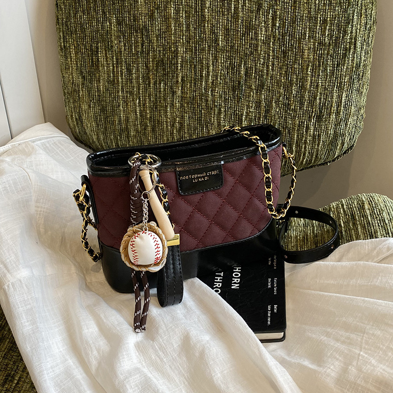 Ženska kvadratna crossbody torba sa zatvaračem, urbani stil, mat materijal, laminirana unutrašnjost, jedan remen