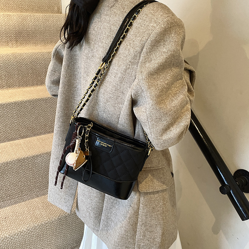 Ženska kvadratna crossbody torba sa zatvaračem, urbani stil, mat materijal, laminirana unutrašnjost, jedan remen