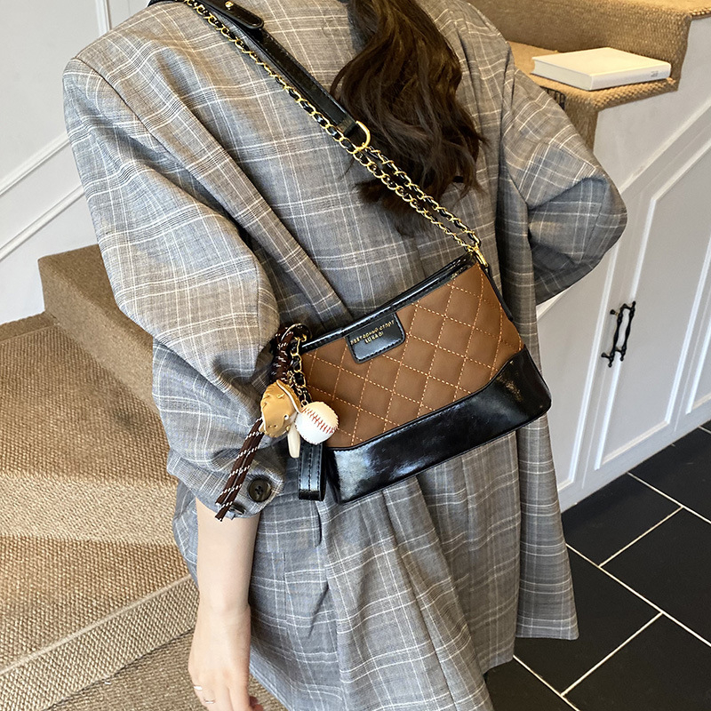 Ženska kvadratna crossbody torba sa zatvaračem, urbani stil, mat materijal, laminirana unutrašnjost, jedan remen