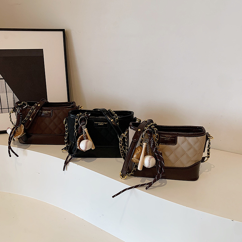 Ženska kvadratna crossbody torba sa zatvaračem, urbani stil, mat materijal, laminirana unutrašnjost, jedan remen