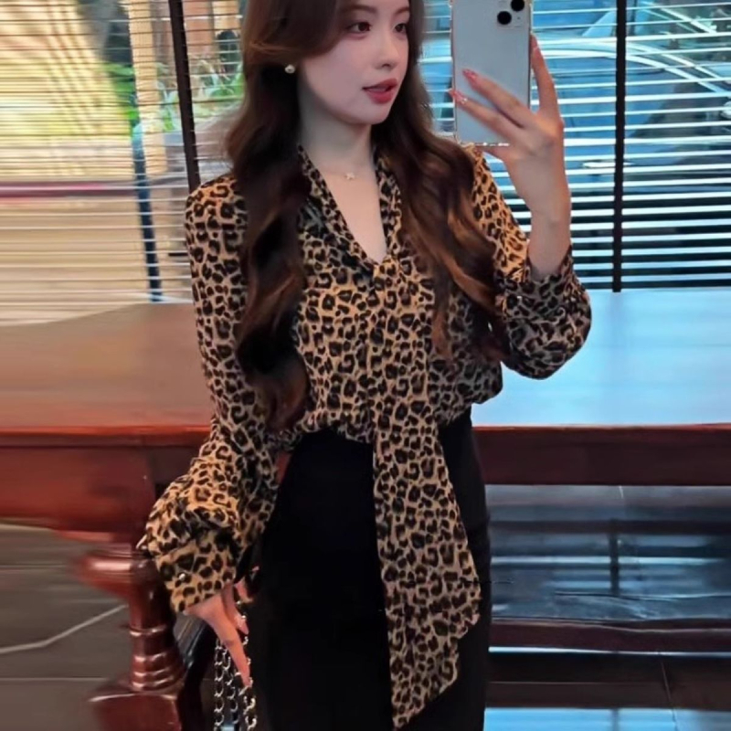 Košulja s leopard printom i vezom na vratu, bez rukava, opušten kroj, vinilon tkanina, V-izrez