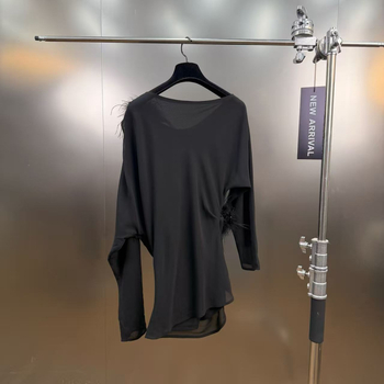 Akrilna pletena bluza s asimetričnim ramenom, plisiranom struku, ukras pero broš, dugi rukavi, pulover stil