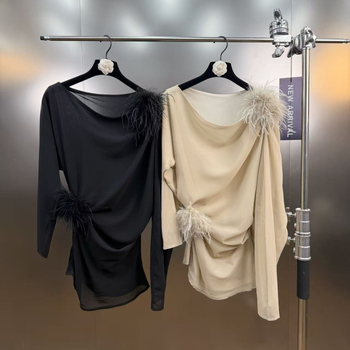 Akrilna pletena bluza s asimetričnim ramenom, plisiranom struku, ukras pero broš, dugi rukavi, pulover stil