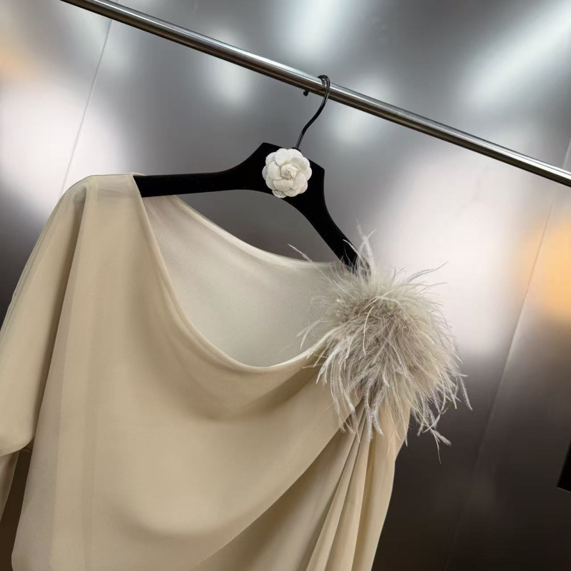 Akrilna pletena bluza s asimetričnim ramenom, plisiranom struku, ukras pero broš, dugi rukavi, pulover stil