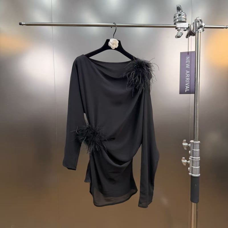Akrilna pletena bluza s asimetričnim ramenom, plisiranom struku, ukras pero broš, dugi rukavi, pulover stil