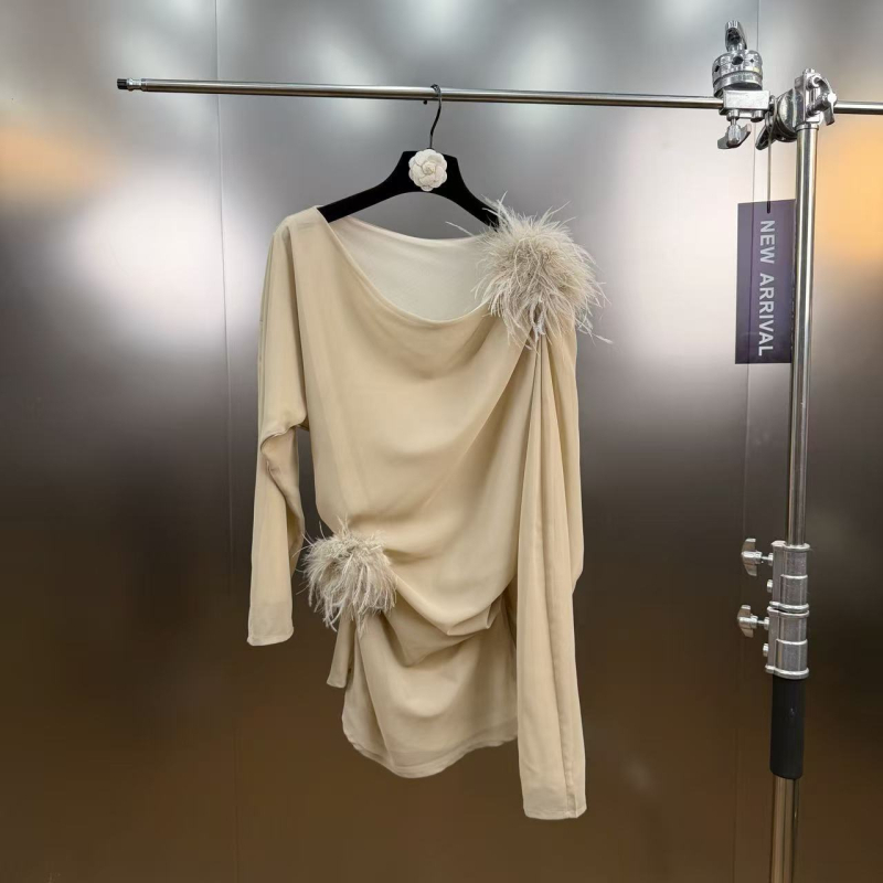 Akrilna pletena bluza s asimetričnim ramenom, plisiranom struku, ukras pero broš, dugi rukavi, pulover stil