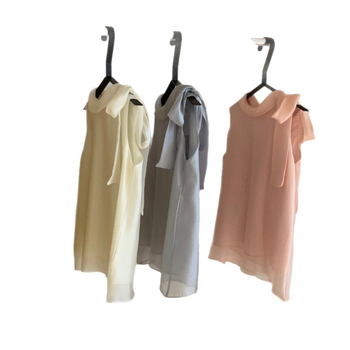 Šifon bluza, poliester 70–80%, okrugli izrez, bez rukava, slobodan kroj