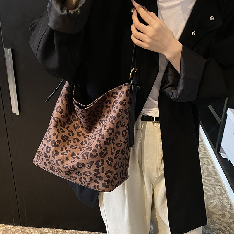Bucket torba s crossbody remenom (PU mat tekstura; magnetsko zatvaranje; džep za telefon; podstava od poliestera; horizontalni kvadratni oblik)