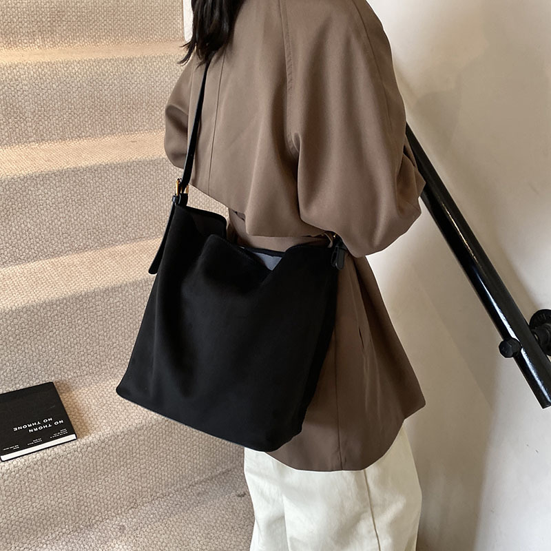 Bucket torba s crossbody remenom (PU mat tekstura; magnetsko zatvaranje; džep za telefon; podstava od poliestera; horizontalni kvadratni oblik)