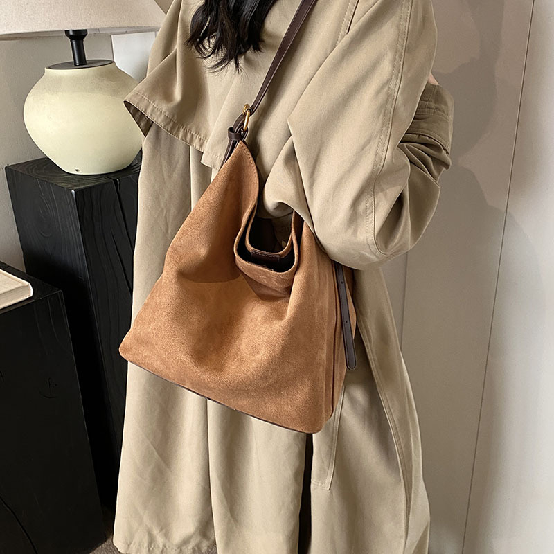 Bucket torba s crossbody remenom (PU mat tekstura; magnetsko zatvaranje; džep za telefon; podstava od poliestera; horizontalni kvadratni oblik)