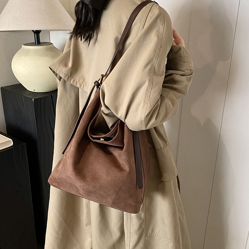 Bucket torba s crossbody remenom (PU mat tekstura; magnetsko zatvaranje; džep za telefon; podstava od poliestera; horizontalni kvadratni oblik)