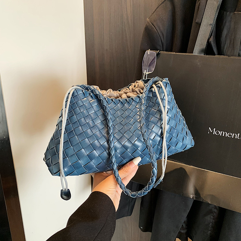 Ръчно плетена PU подмишникова чанта за жени — отворен горен край, скрит джоб с цип, PU подплата, хоризонтална квадратна форма, единична презрамка, Tonghao Leather Goods