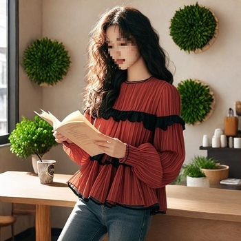 Lagana bluza s color-block izvedbom i patchwork rubom; materijal: poliesterska smjesa amonija; okrugli ovratnik; spuštena ramena; dugi rukav; pulover