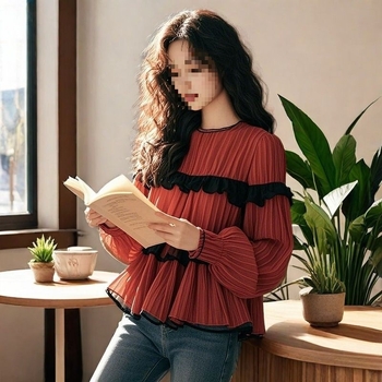 Lagana bluza s color-block izvedbom i patchwork rubom; materijal: poliesterska smjesa amonija; okrugli ovratnik; spuštena ramena; dugi rukav; pulover