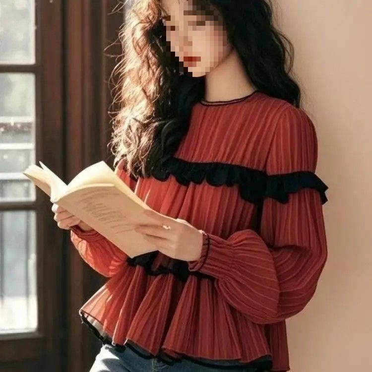 Lagana bluza s color-block izvedbom i patchwork rubom; materijal: poliesterska smjesa amonija; okrugli ovratnik; spuštena ramena; dugi rukav; pulover