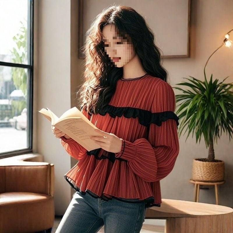 Lagana bluza s color-block izvedbom i patchwork rubom; materijal: poliesterska smjesa amonija; okrugli ovratnik; spuštena ramena; dugi rukav; pulover