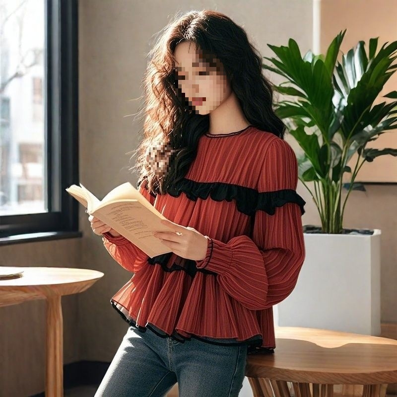 Lagana bluza s color-block izvedbom i patchwork rubom; materijal: poliesterska smjesa amonija; okrugli ovratnik; spuštena ramena; dugi rukav; pulover