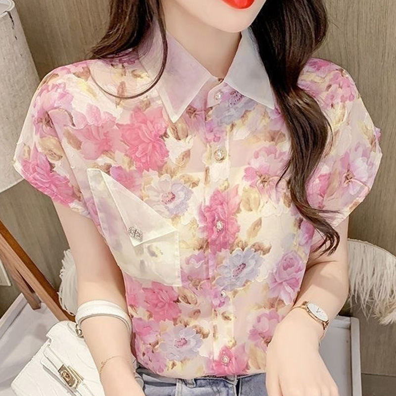 Ženska poliesterna bluza s cvjetnim uzorkom, polo ovratnik, kratke rukave, regularan kroj, kratka duljina