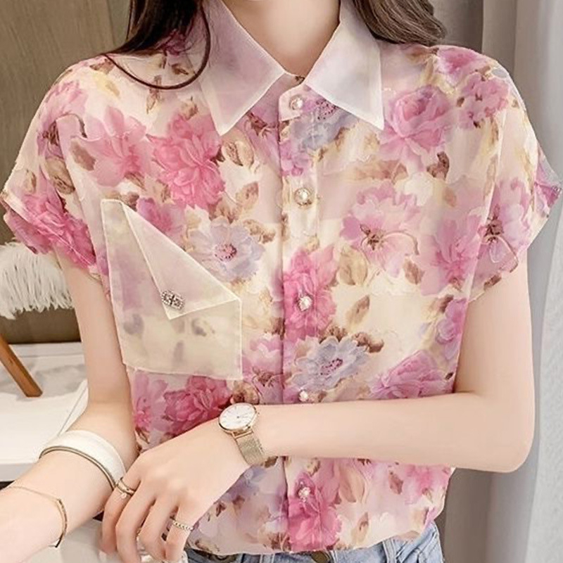 Ženska poliesterna bluza s cvjetnim uzorkom, polo ovratnik, kratke rukave, regularan kroj, kratka duljina