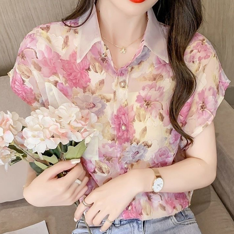 Ženska poliesterna bluza s cvjetnim uzorkom, polo ovratnik, kratke rukave, regularan kroj, kratka duljina