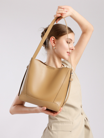 Ženska bucket torbica od prave kože, zatvaranje s kapicom; unutarnji džepovi sa zipom i džep za mobitel; podstava poliestera i pamuka; bucket stil