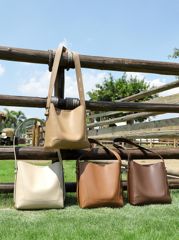 Ženska bucket torbica od prave kože, zatvaranje s kapicom; unutarnji džepovi sa zipom i džep za mobitel; podstava poliestera i pamuka; bucket stil