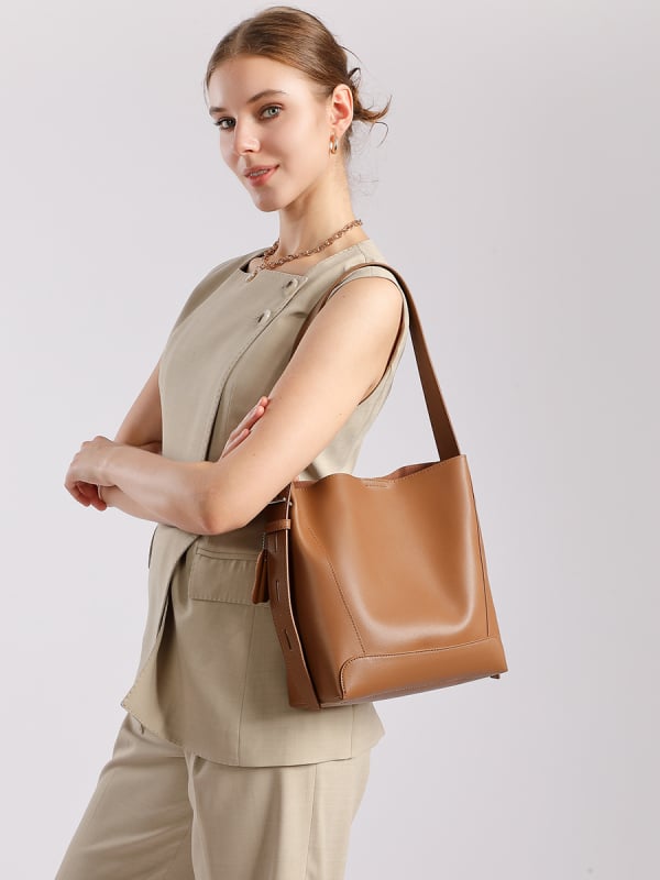 Ženska bucket torbica od prave kože, zatvaranje s kapicom; unutarnji džepovi sa zipom i džep za mobitel; podstava poliestera i pamuka; bucket stil