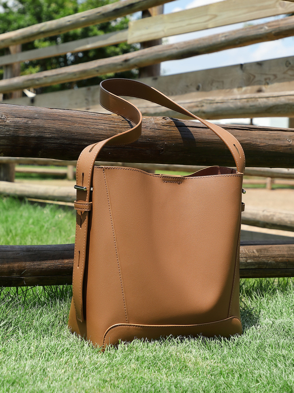 Ženska bucket torbica od prave kože, zatvaranje s kapicom; unutarnji džepovi sa zipom i džep za mobitel; podstava poliestera i pamuka; bucket stil