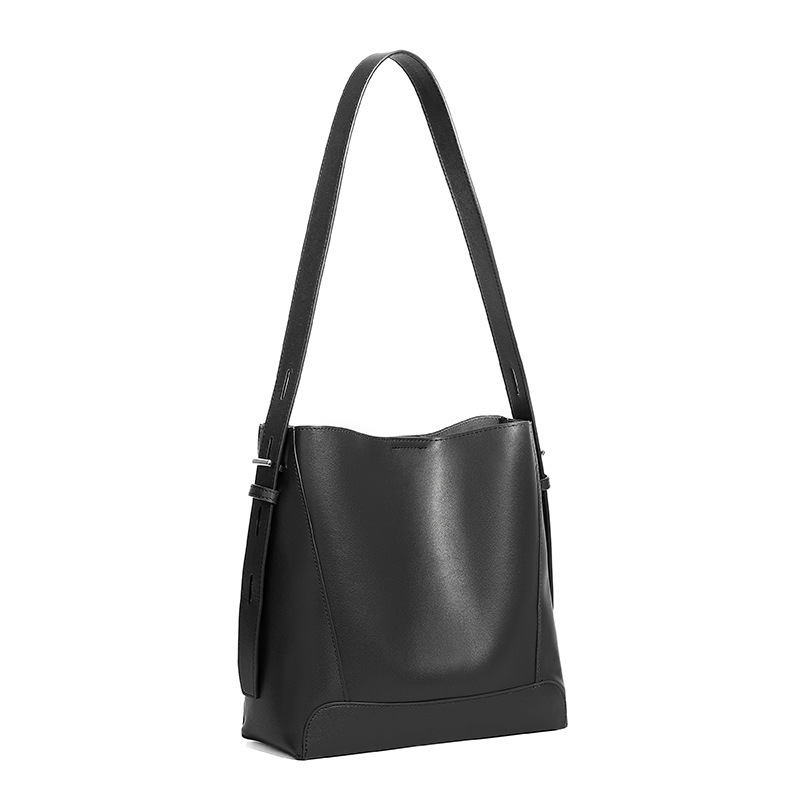 Ženska bucket torbica od prave kože, zatvaranje s kapicom; unutarnji džepovi sa zipom i džep za mobitel; podstava poliestera i pamuka; bucket stil