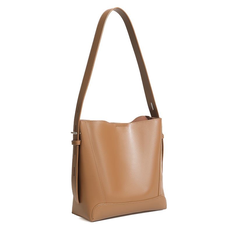 Ženska bucket torbica od prave kože, zatvaranje s kapicom; unutarnji džepovi sa zipom i džep za mobitel; podstava poliestera i pamuka; bucket stil