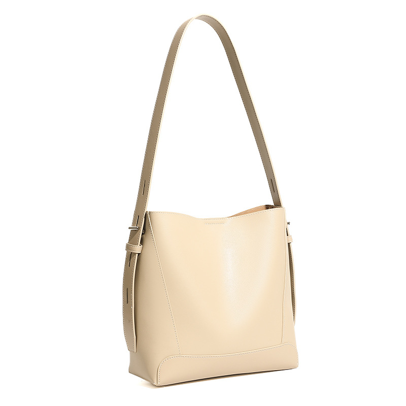 Ženska bucket torbica od prave kože, zatvaranje s kapicom; unutarnji džepovi sa zipom i džep za mobitel; podstava poliestera i pamuka; bucket stil