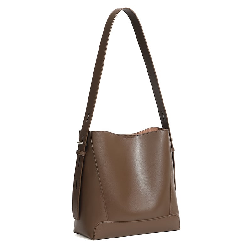 Ženska bucket torbica od prave kože, zatvaranje s kapicom; unutarnji džepovi sa zipom i džep za mobitel; podstava poliestera i pamuka; bucket stil