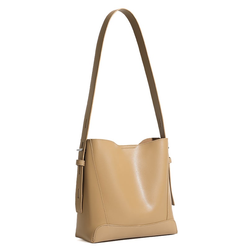 Ženska bucket torbica od prave kože, zatvaranje s kapicom; unutarnji džepovi sa zipom i džep za mobitel; podstava poliestera i pamuka; bucket stil