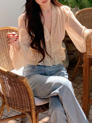 Риза с V-образно деколте, фенерни ръкави, полиестерна тъкан, колажен дизайн