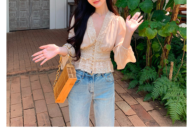 Риза с V-образно деколте, фенерни ръкави, полиестерна тъкан, колажен дизайн