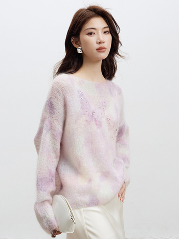 Mohair pulover s gradientnim uzorkom i lađastim izrezom; Mohair 30-50% / vuna <30%.