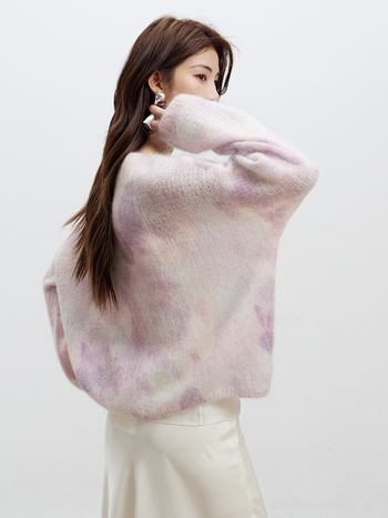Mohair pulover s gradientnim uzorkom i lađastim izrezom; Mohair 30-50% / vuna <30%.