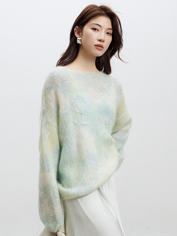 Mohair pulover s gradientnim uzorkom i lađastim izrezom; Mohair 30-50% / vuna <30%.