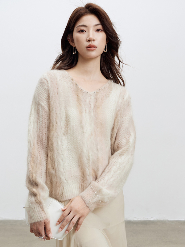Mohair pulover s gradientnim uzorkom i lađastim izrezom; Mohair 30-50% / vuna <30%.