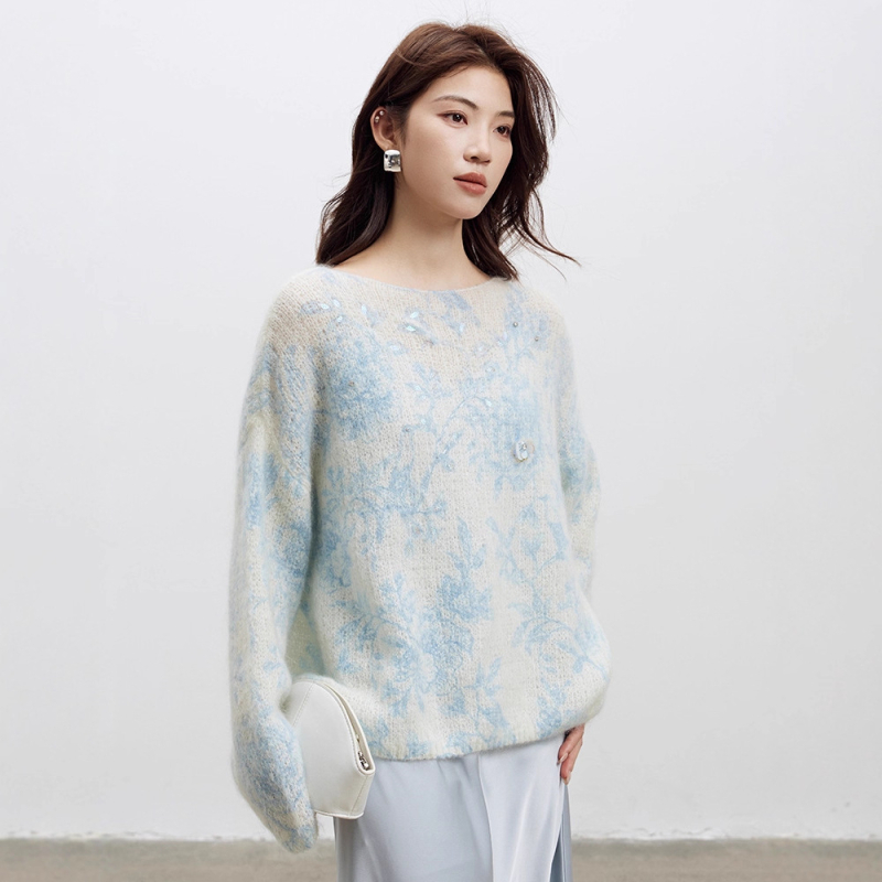Mohair pulover s gradientnim uzorkom i lađastim izrezom; Mohair 30-50% / vuna <30%.