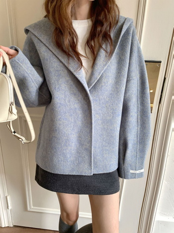 Ženski vuneni kaput, casual dizajn s kapuljačom, srednja duljina, 95% vuna, ručno šiveno, skriveno kopčanje na gumbi